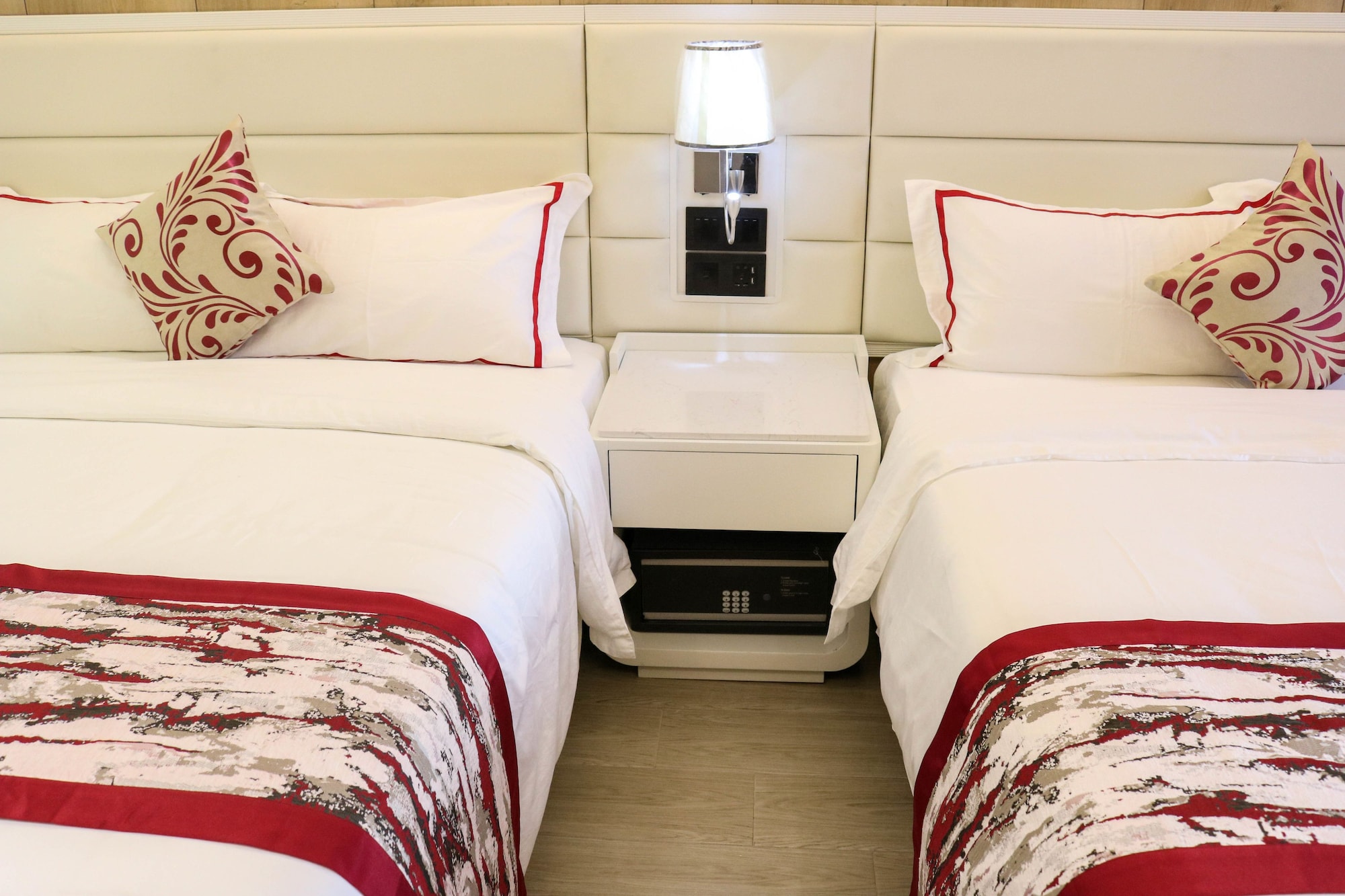 Family, 2 Queen Beds, Red Hotel Cubao 2/6
