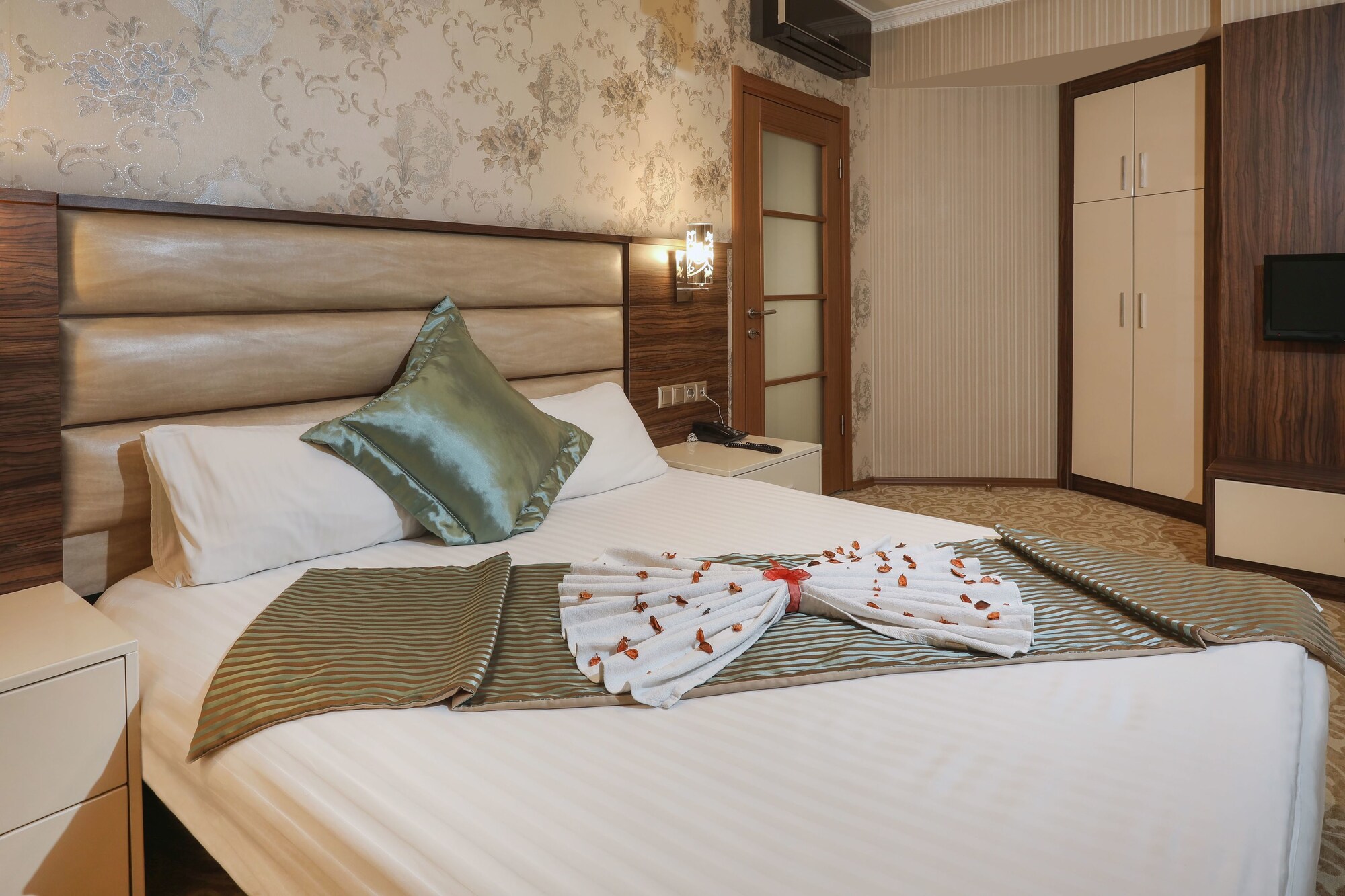 Grand, Suite, 1 Double and 3 Single Beds، Balturk House Hotel 2/7
