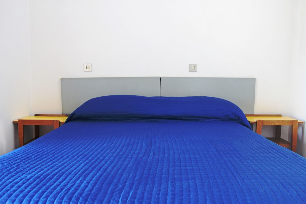 ROOM, DOUBLE OR TWIN BED