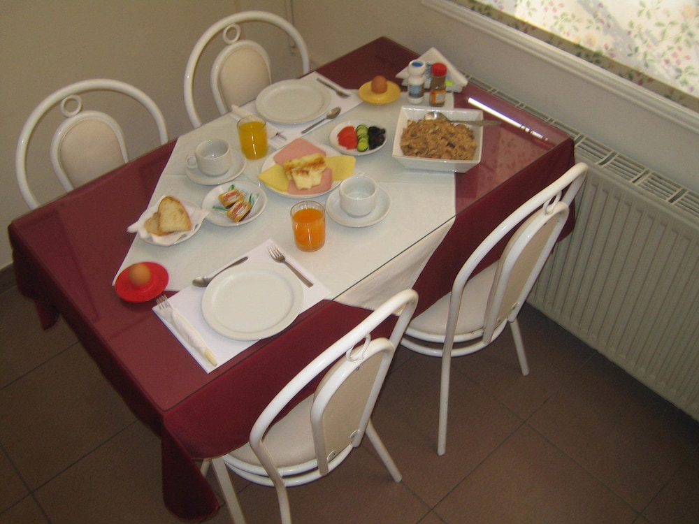 Onisillos Hotel 40/45