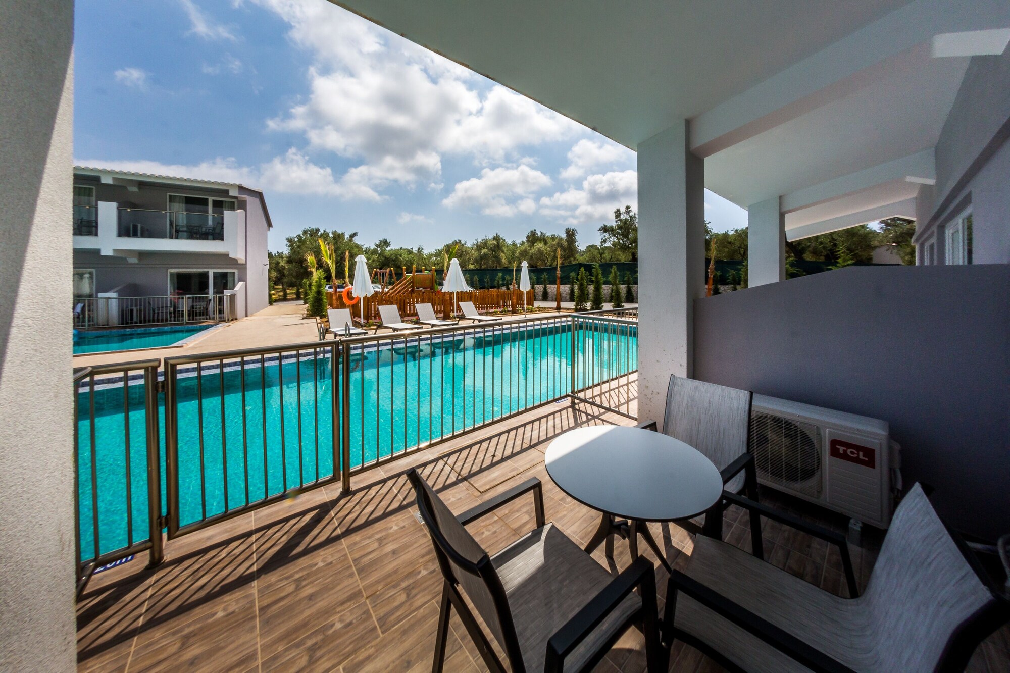 FAMILY ROOM SWIM UP