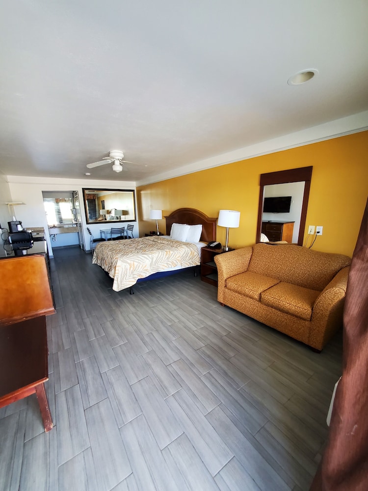 Deluxe Inn Suites 13/61