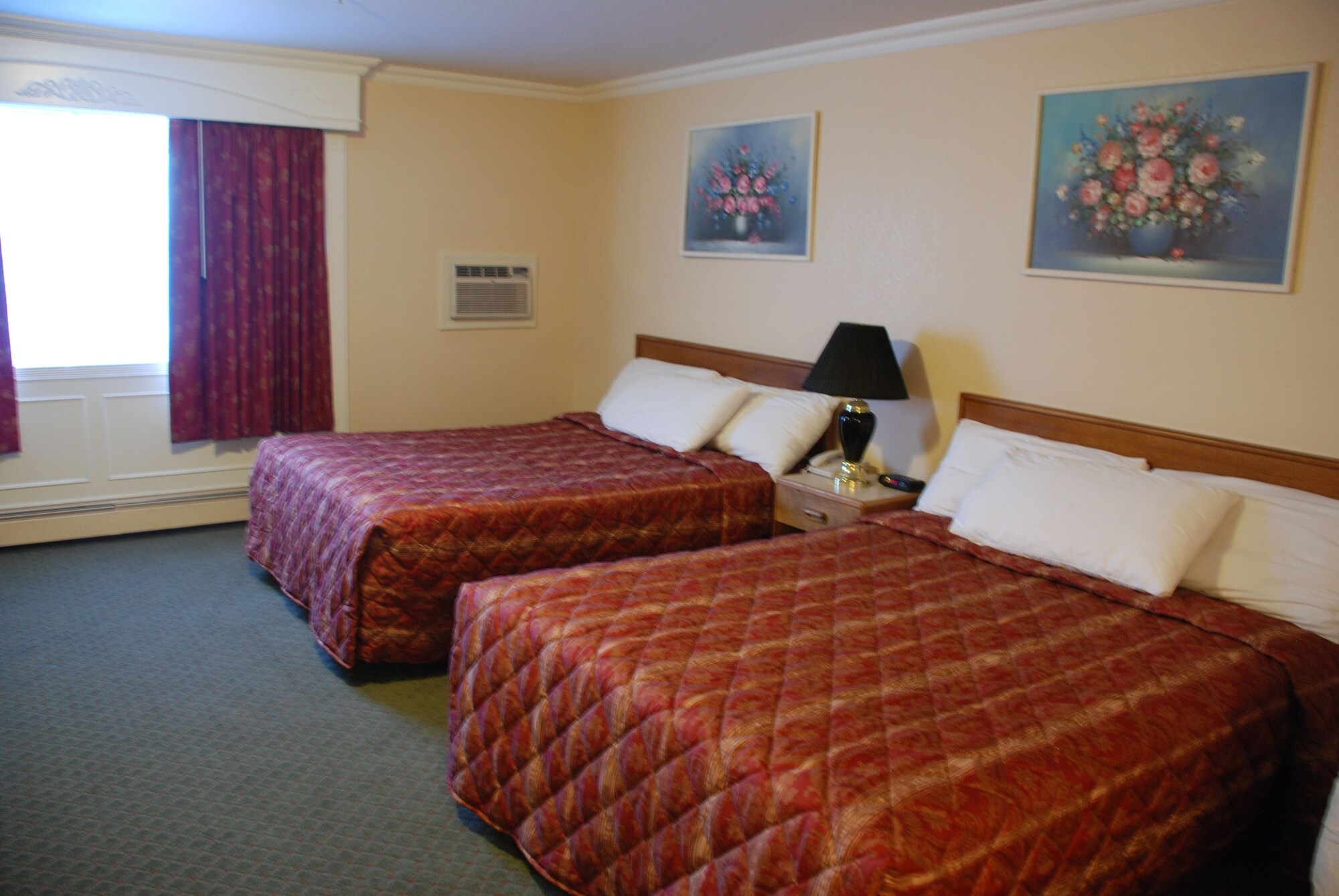 STANDARD, 2 QUEEN BEDS, KITCHENETTE