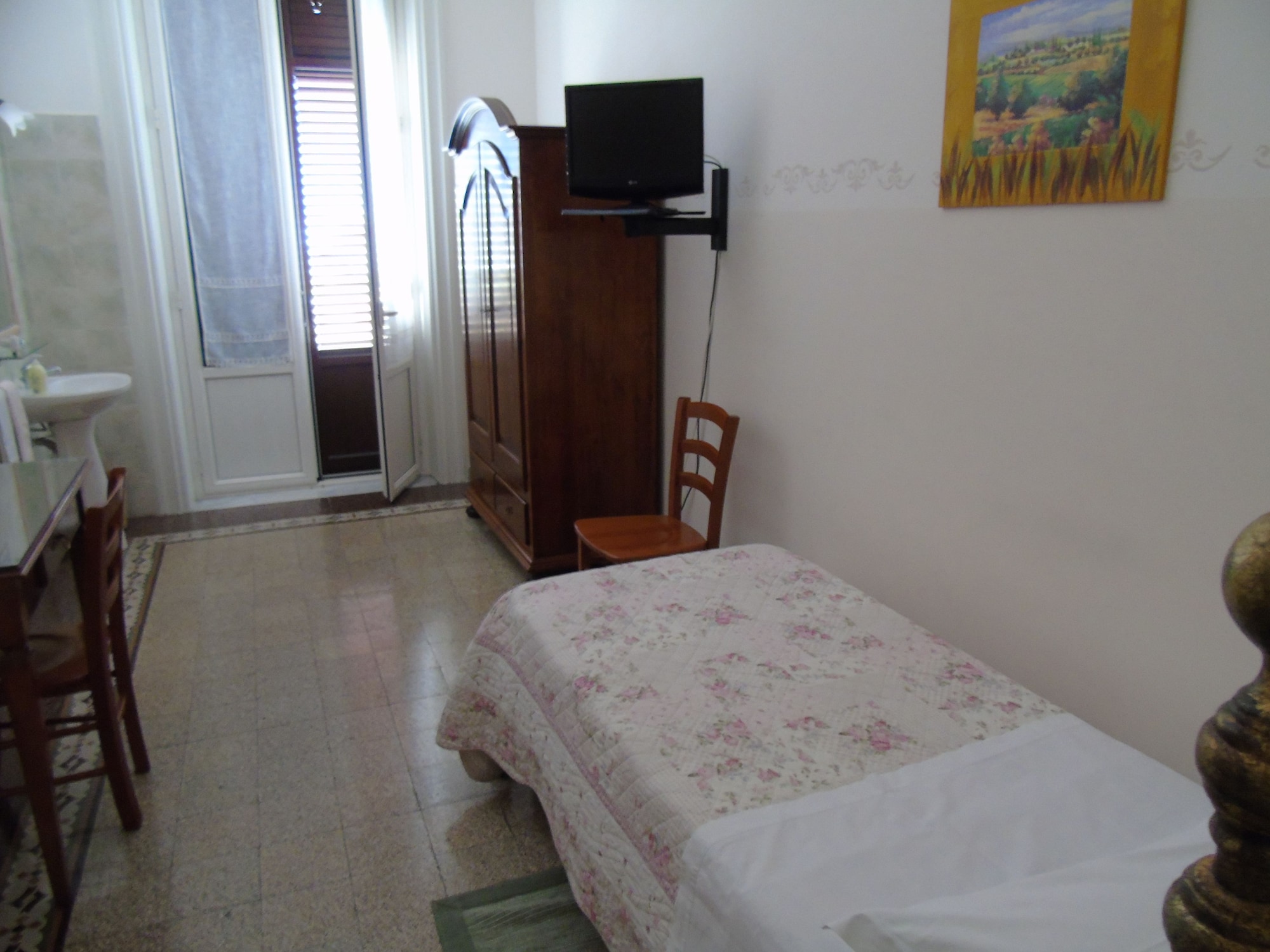 ROOM, SINGLE, SHARED BATHROOM