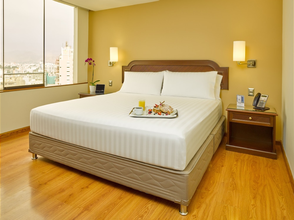 STANDARD, QUEEN BED