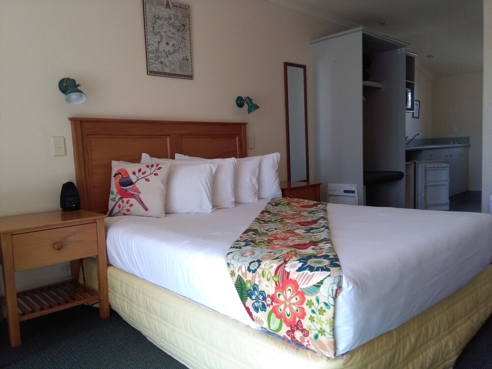 Colonial Lodge Motel 8/28