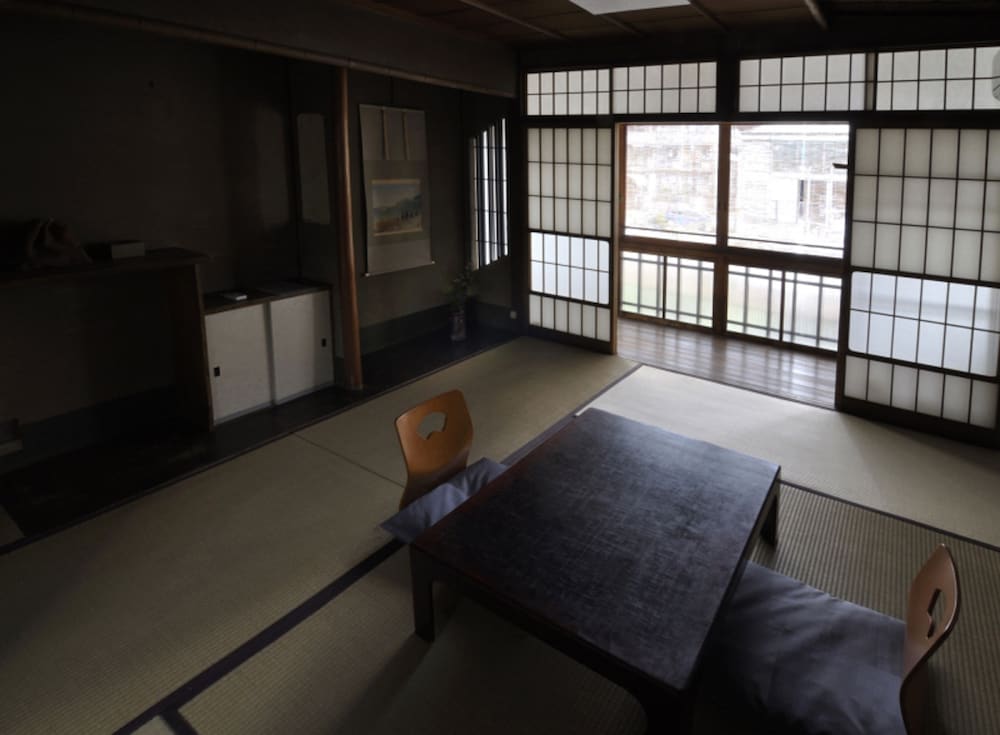 Traditional Kyoto Inn serving Kyoto cuisine IZUYASU 36/50