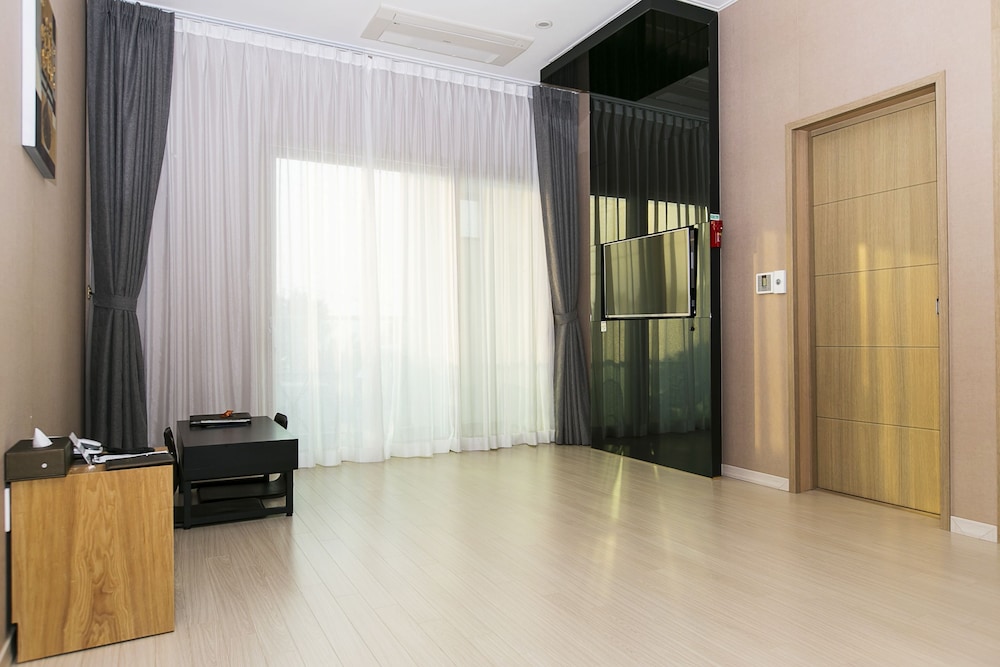 Rich Hotel 33/50