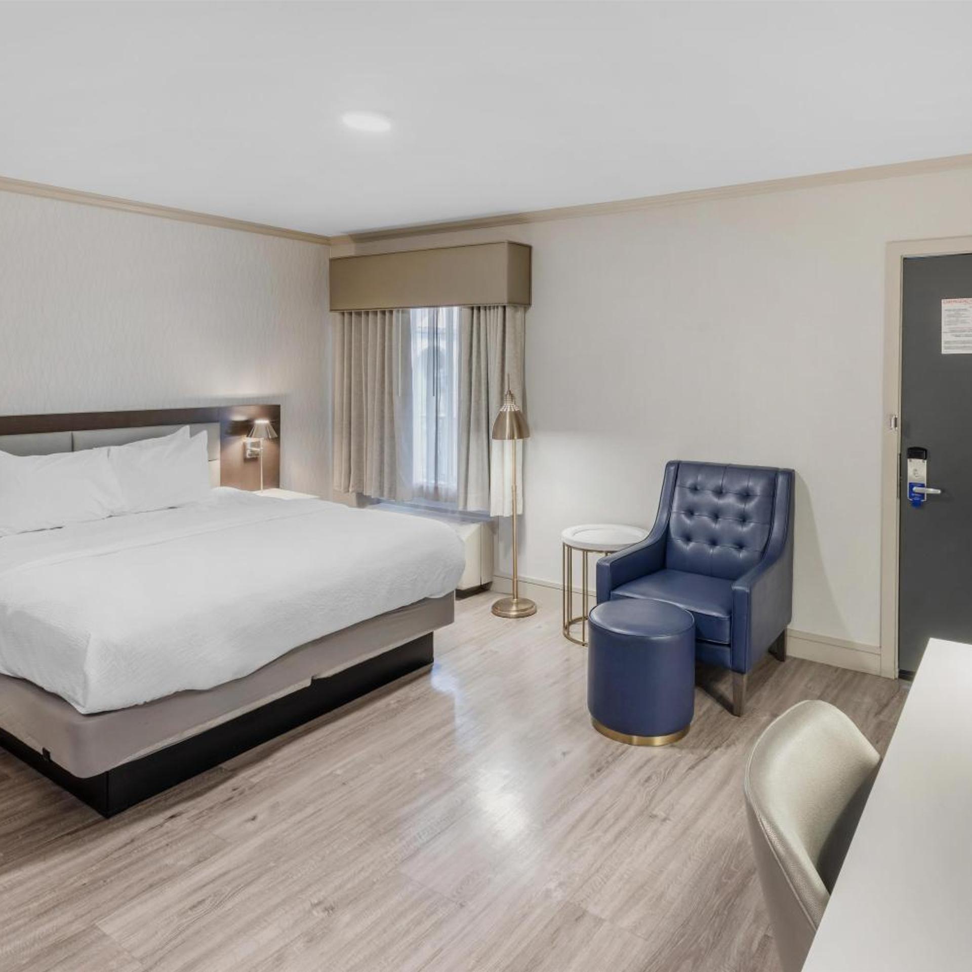 غرفة بسرير كينج بحوض استحمام، Best Western Plus Executive Suites 2/10