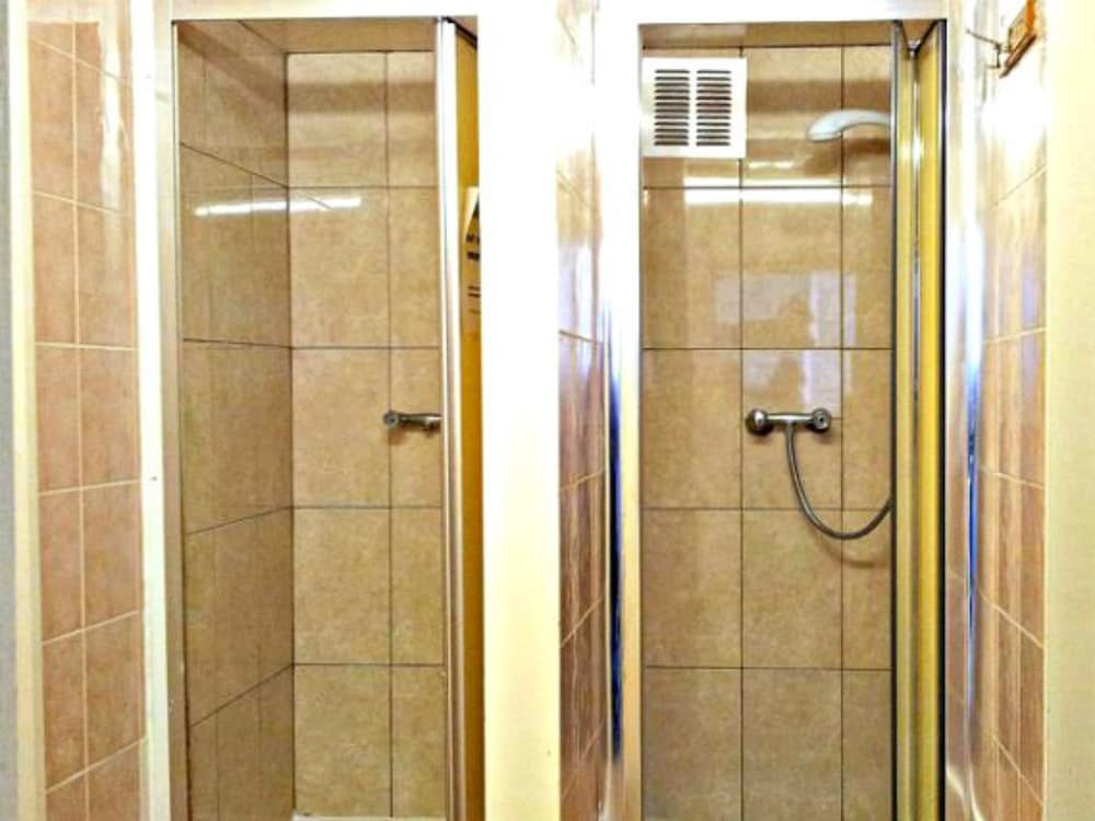 BASIC, TWIN BEDS, SHARED BATHROOM