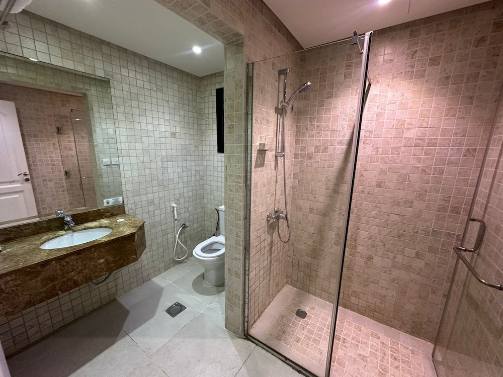 كورنيش لورين سويتس(Loren Suites Corniche) 46/50