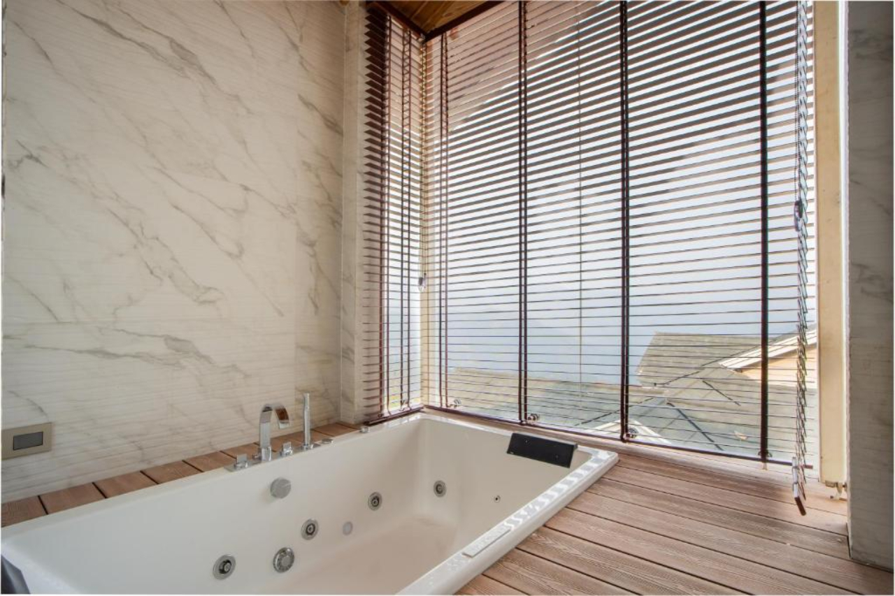 ELIVAAS Prive The Royce Lilly Luxe 4 BHK Hilltop Villa with Jacuzzi 23/23
