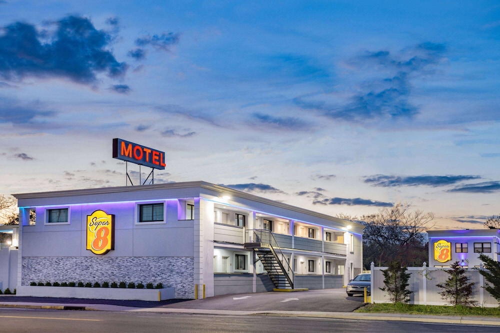 Super 8 by Wyndham Lindenhurst 1/22