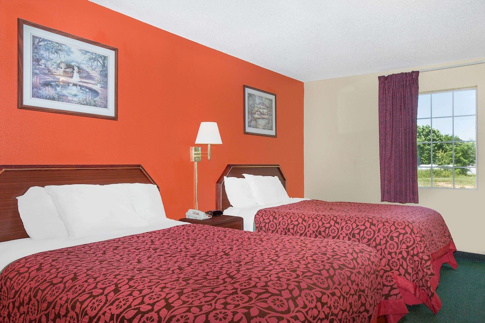 Days Inn by Wyndham Lincoln, AL 25/50