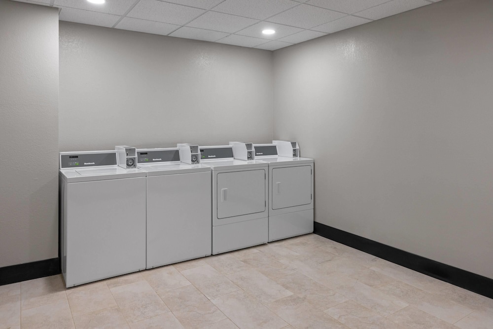 La Quinta Inn & Suites by Wyndham Phoenix near State Farm St 5/48
