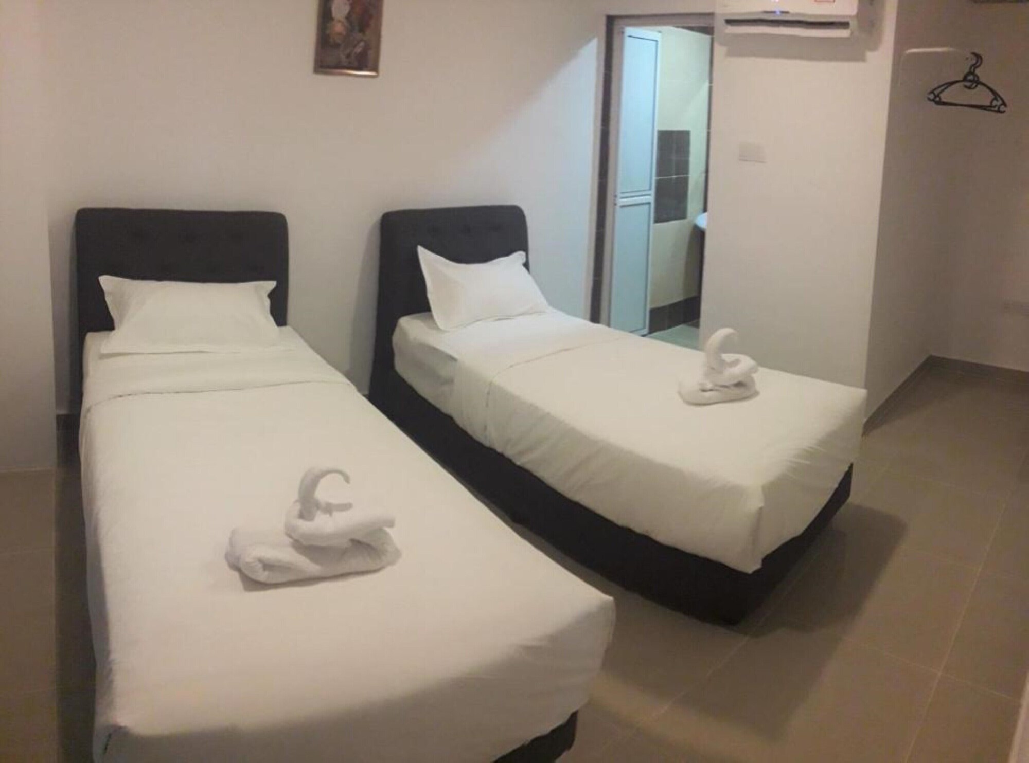 SUPERIOR, TWIN BEDS, NO WINDOW