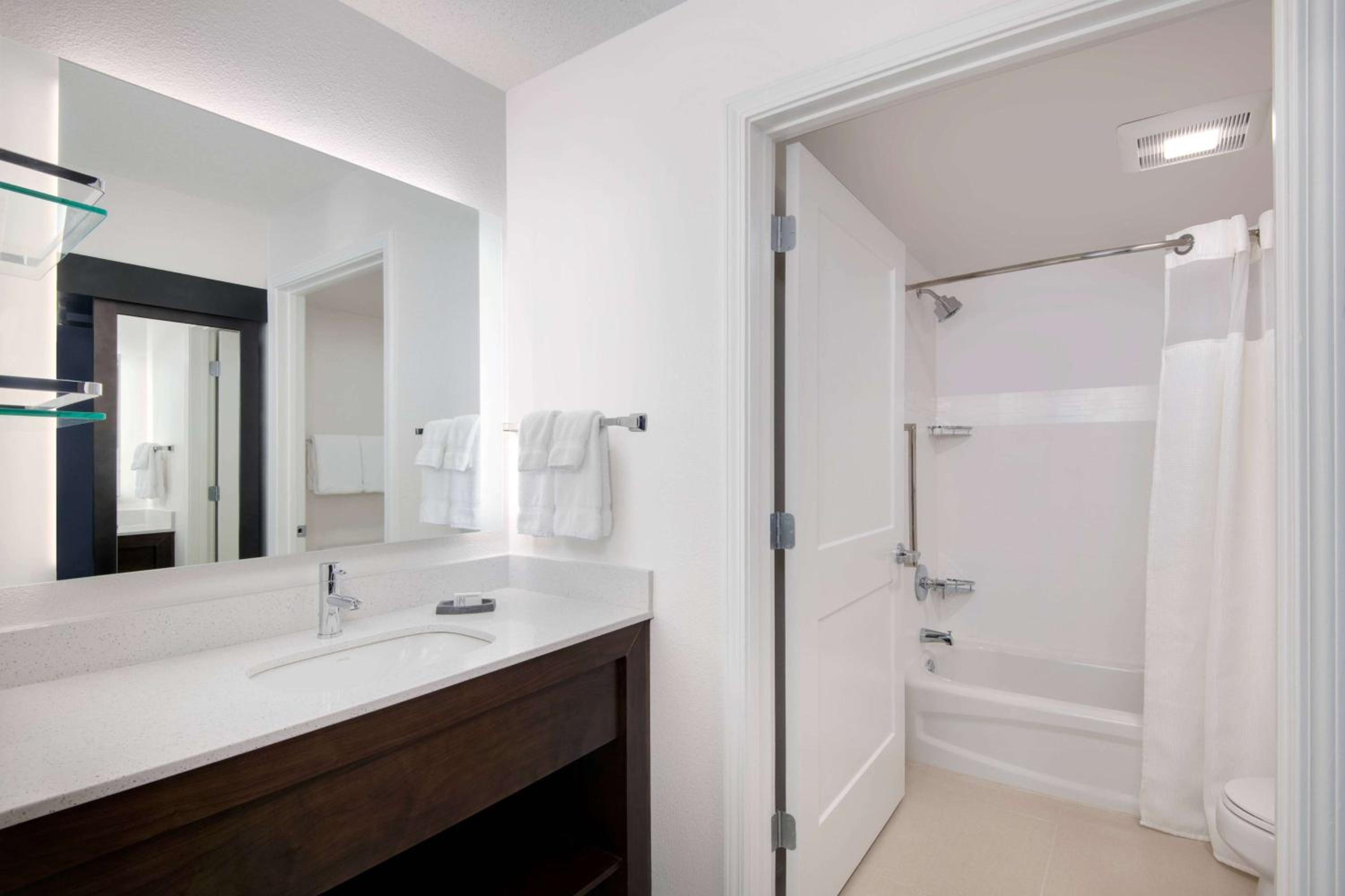 STUDIO, SUITE, KING BED