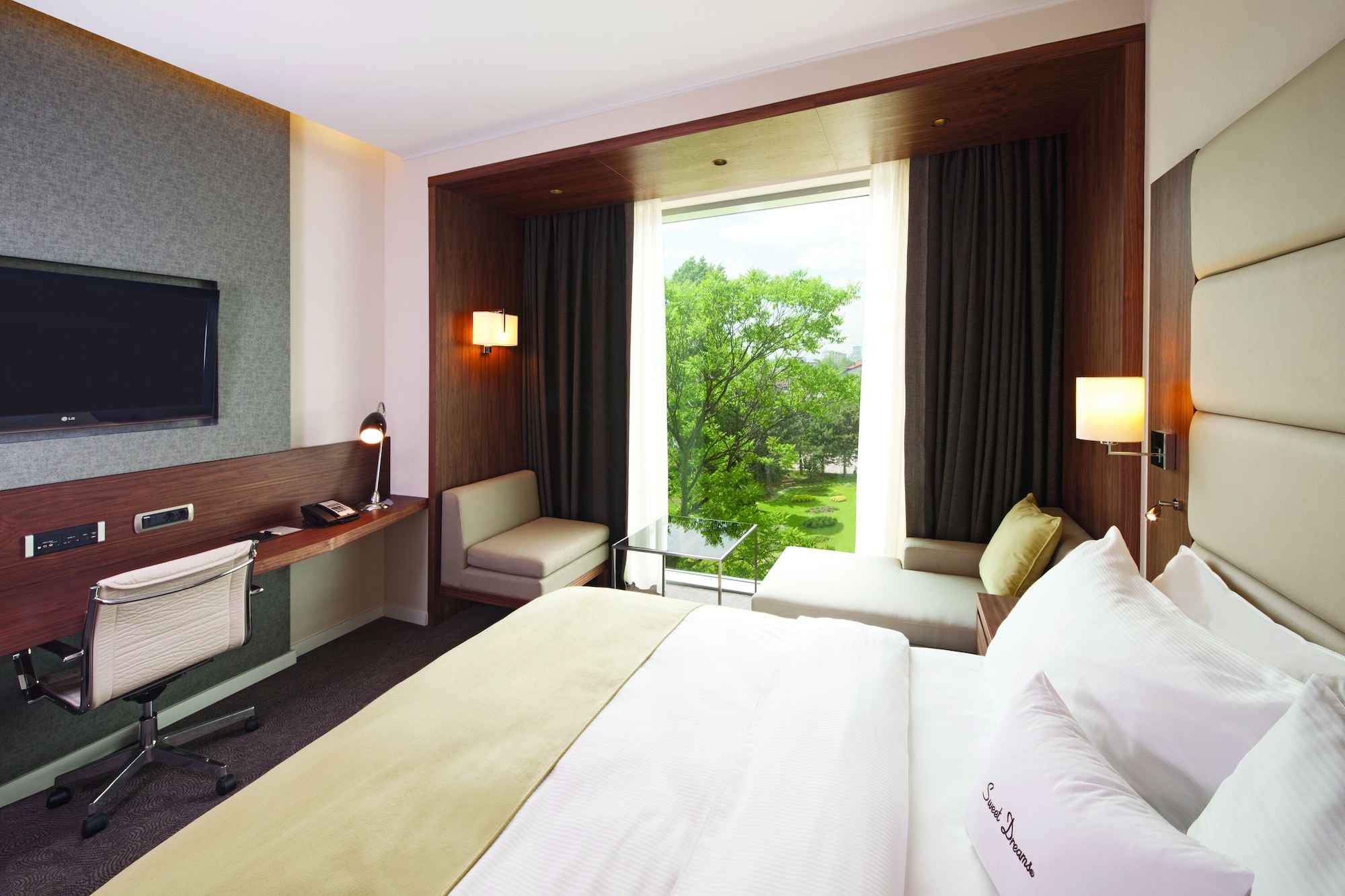 GUEST ROOM, KING BED, ACCESSIBLE