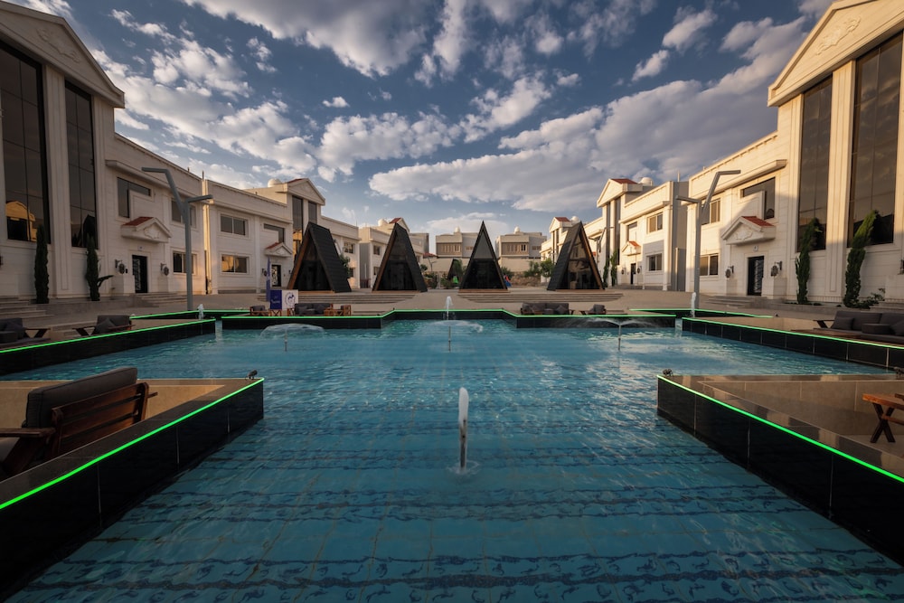 Midtown Majestic Garden Resort 55/59