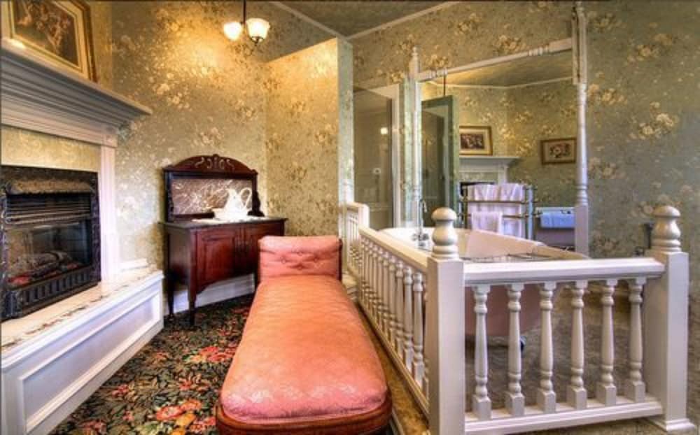Gingerbread Mansion Inn 51/73