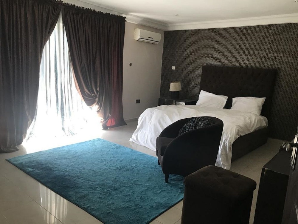 EXECUTIVE, SUITE