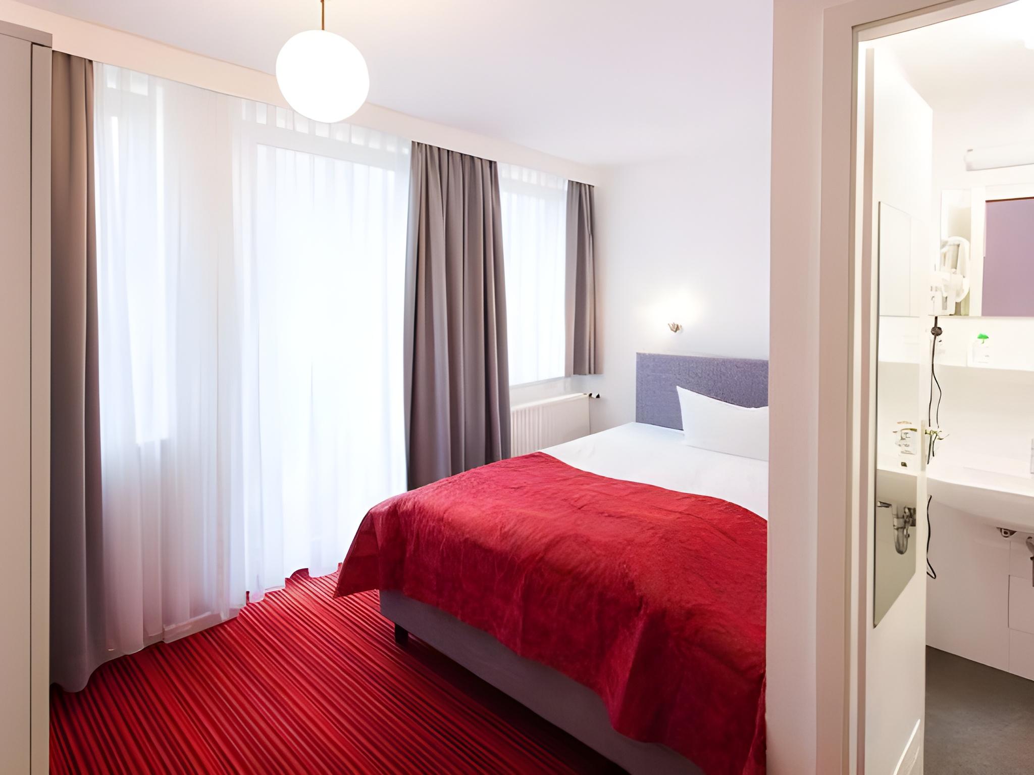 ROOM, SINGLE