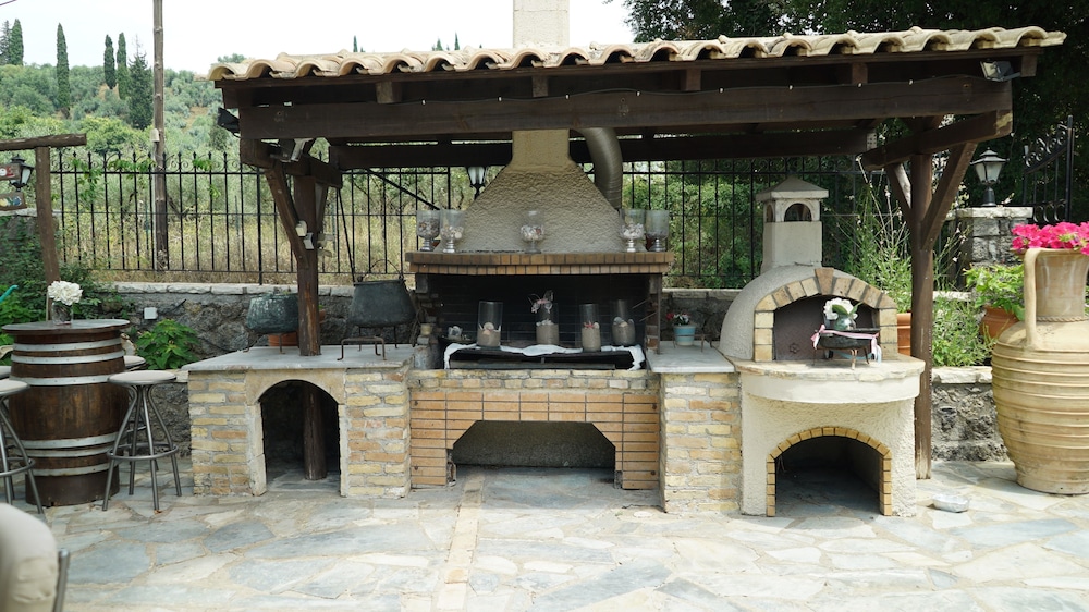 Spiti Nikos in CORFU