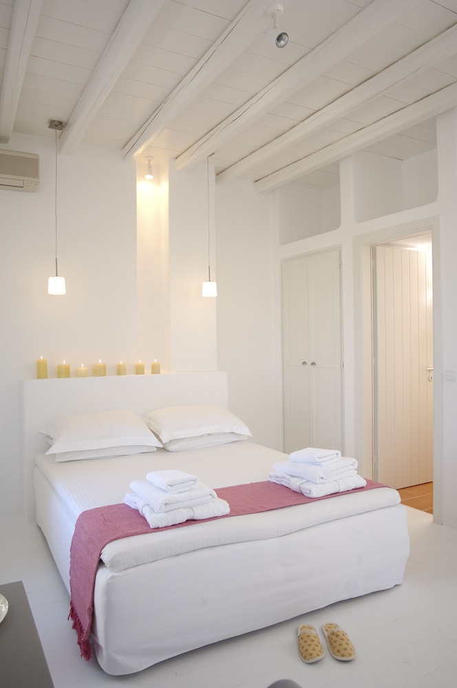 Mini, Suite, Queen Bed