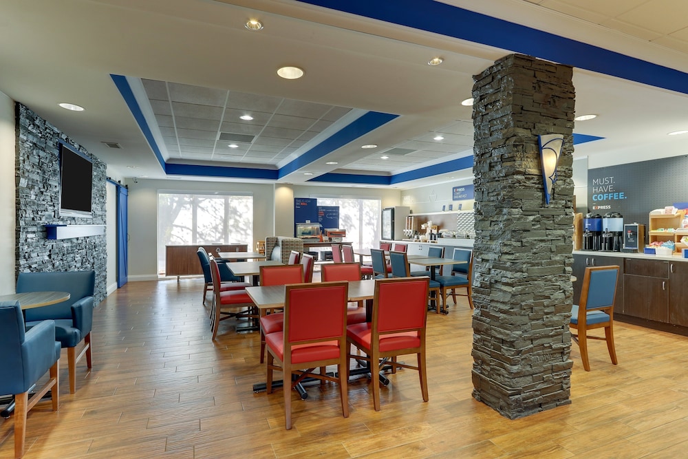 Holiday Inn Express & Suites Dayton-Centerville by IHG 39/52