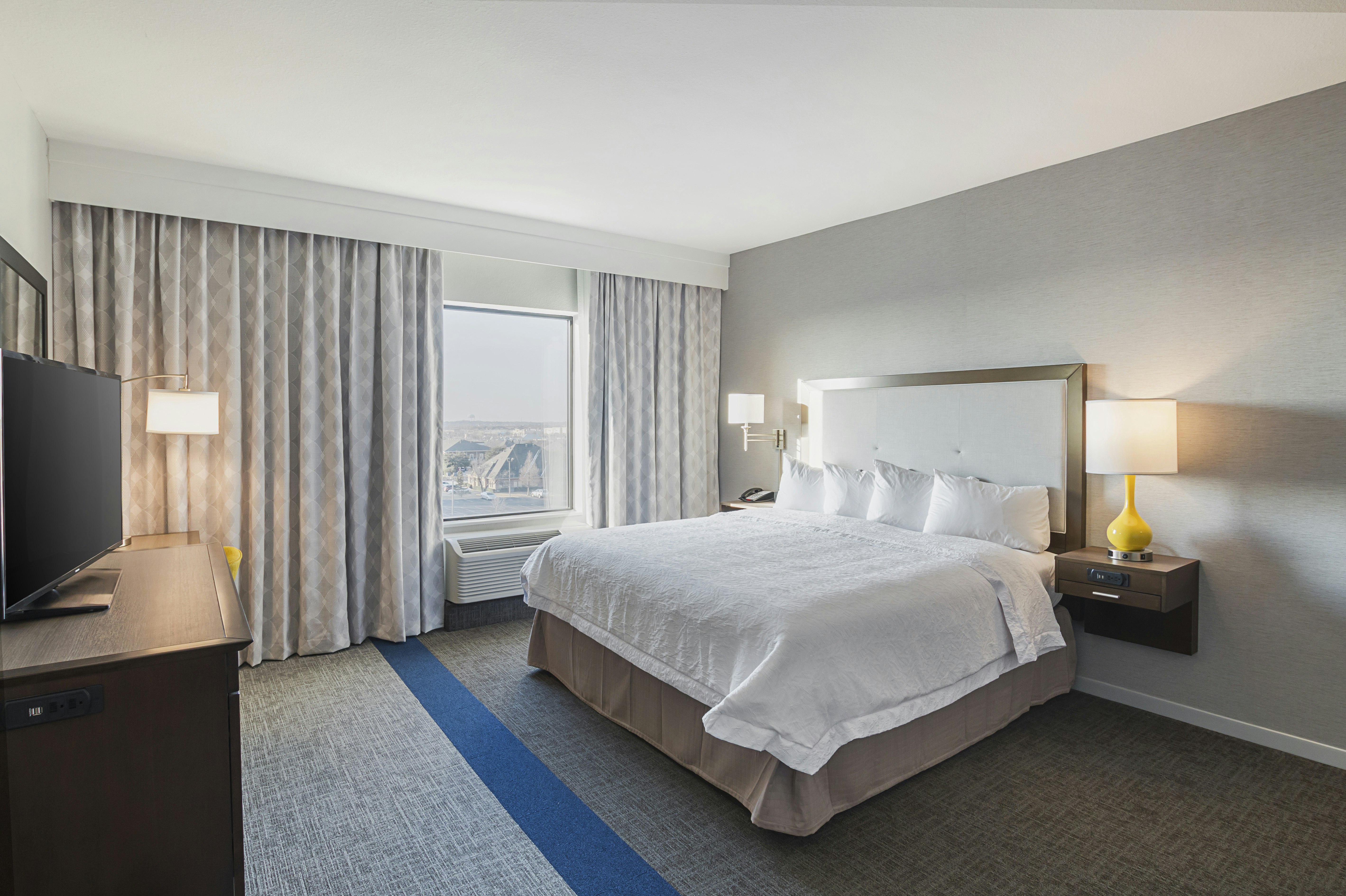 SUITE, KING BED, ACCESSIBLE