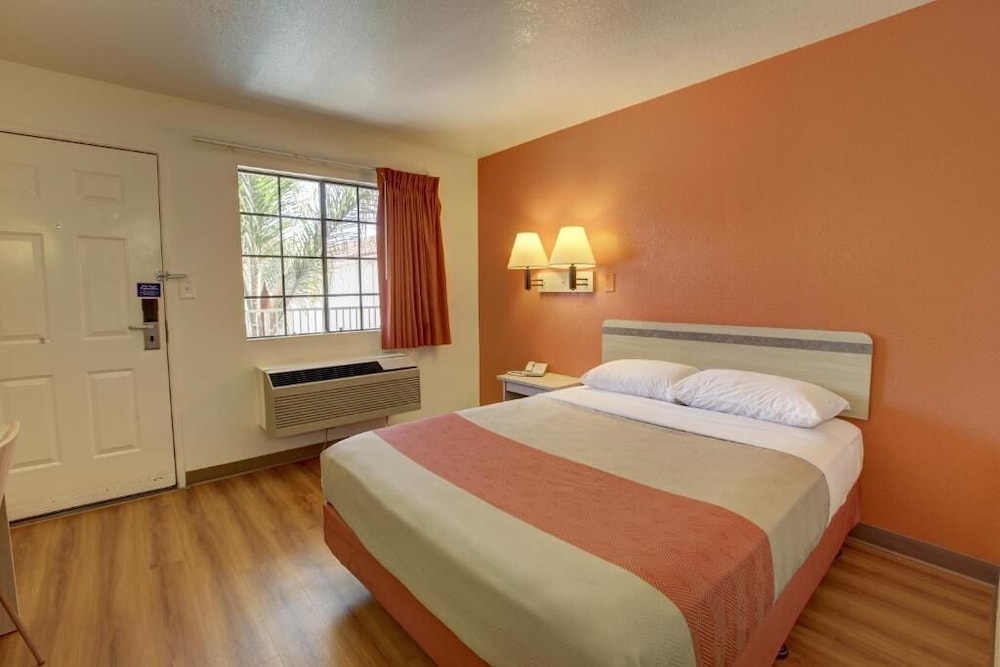 Motel6 Bellflower, CA - Los Angeles 33/65