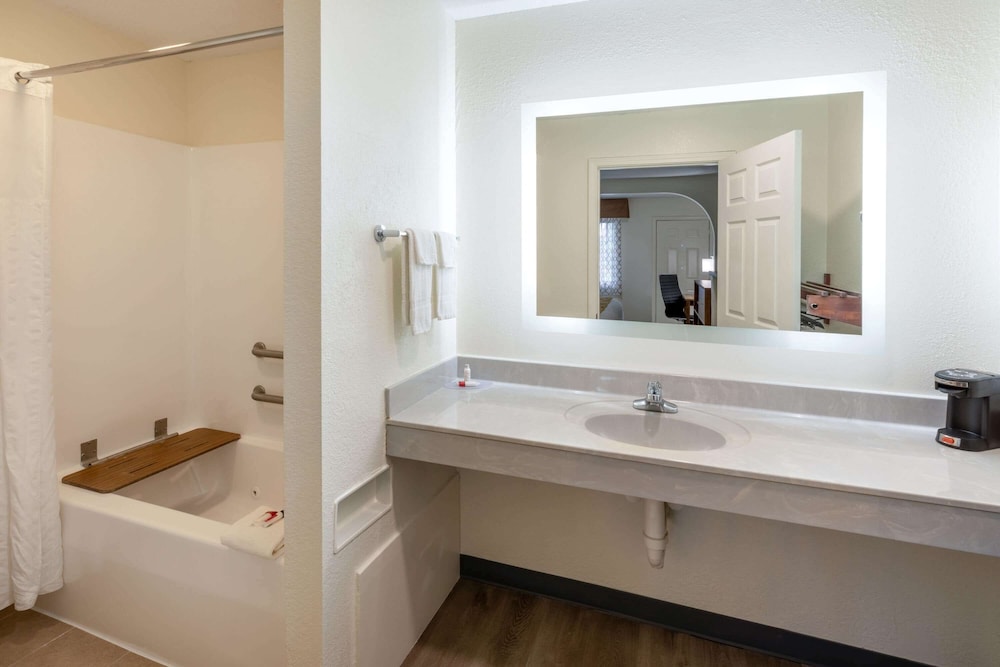 Baymont by Wyndham Biloxi Ocean Springs 38/60