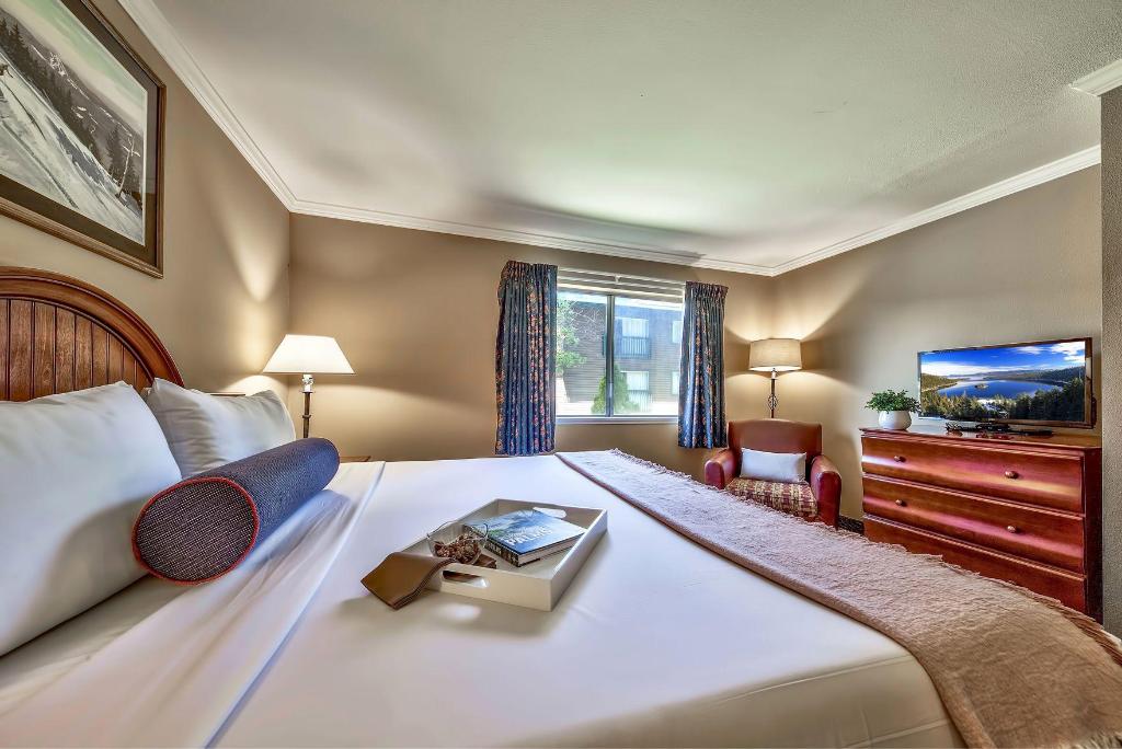 1 Bedroom, Deluxe, Suite, King Bed, Pool Side