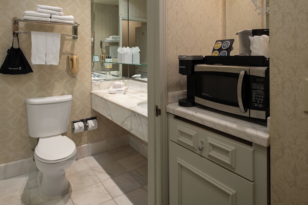 Carlyle Hotel 67/70