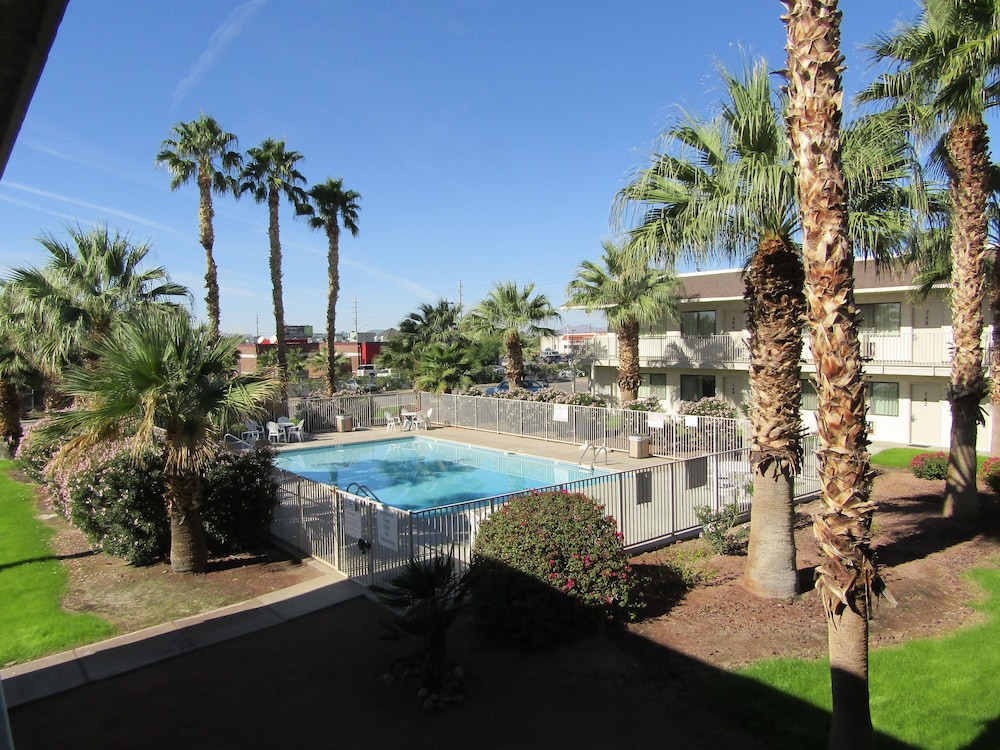 Econo Lodge Inn & Suites Yuma 35/47