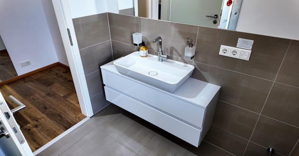 Helvetia Suites 46/52