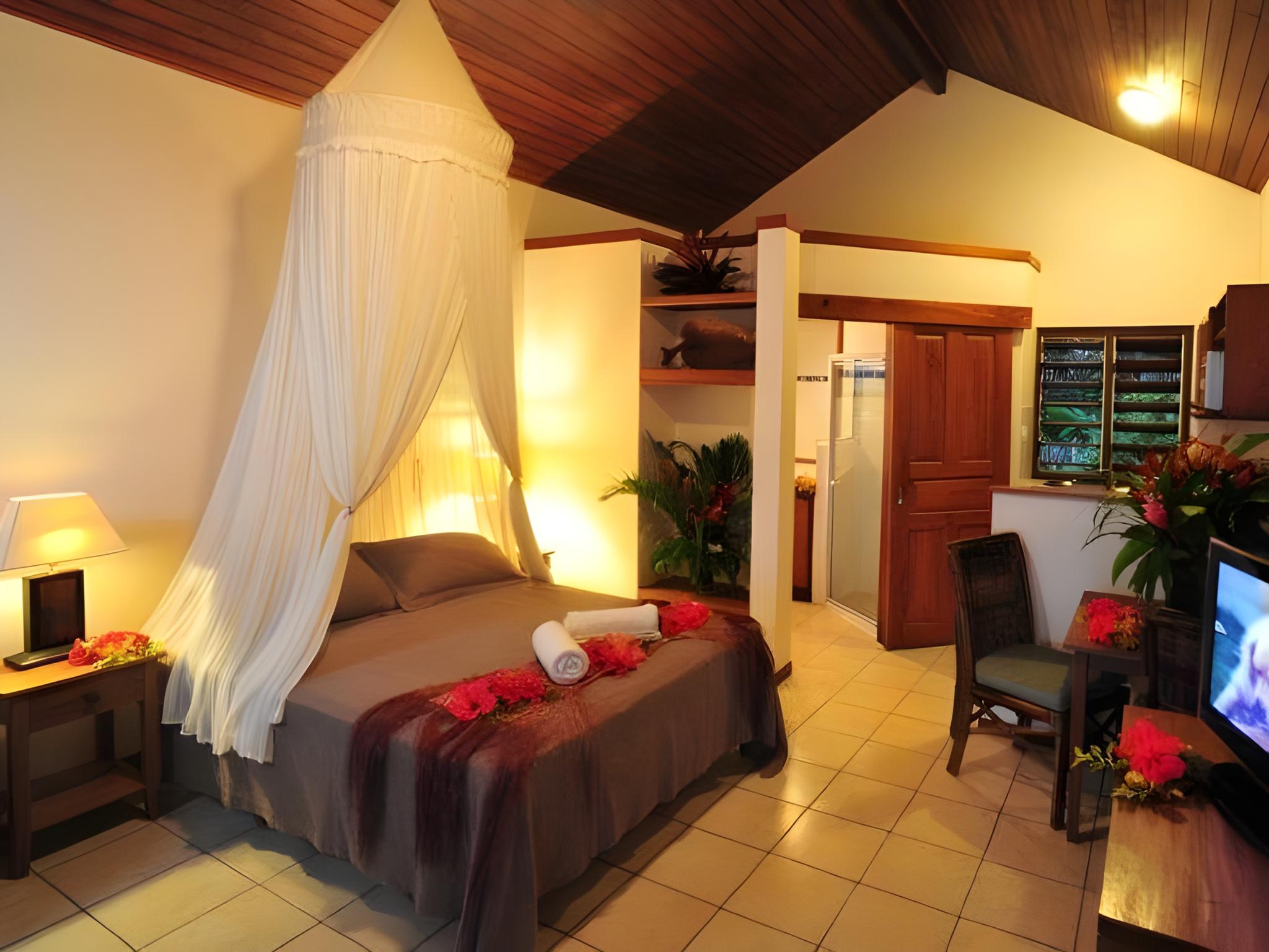 BUNGALOW, BEACH FRONT