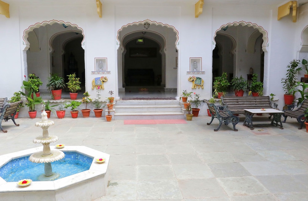 DEV NIWAS - HERITAGE HOTEL 21/22