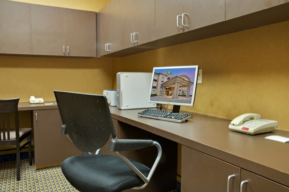 Holiday Inn Express Hotel And Suites Houston Energy Corridor W Oaks 27/29