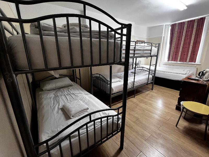 Room, Quintuple