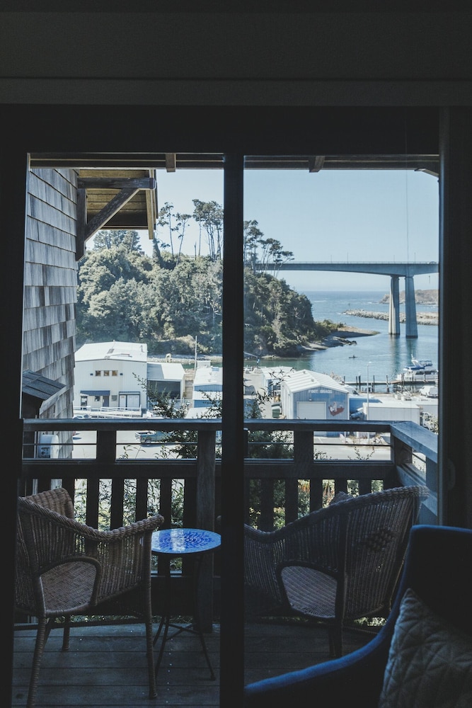 Noyo Harbor Inn Restaurant and Tavern 38/50