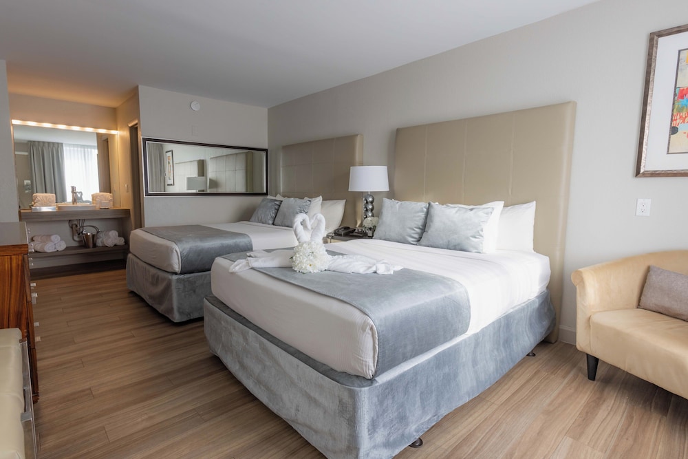 SIGNATURE, 2 QUEEN BEDS