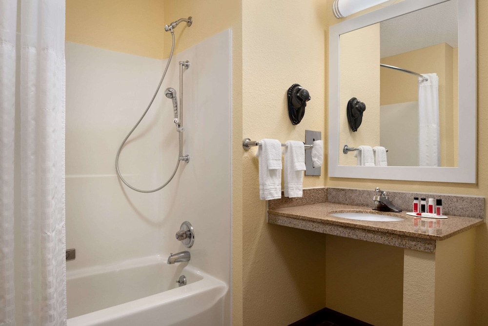Days Inn and Suites by Wyndham Merrillville 28/28