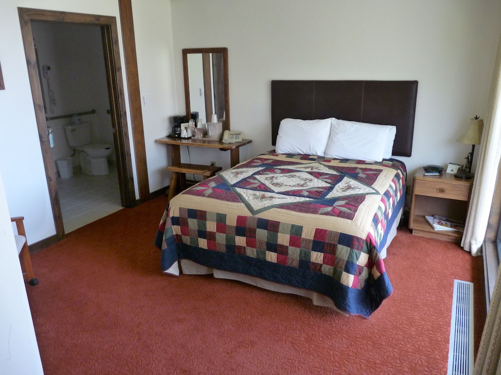Senior, Queen Bed, River View