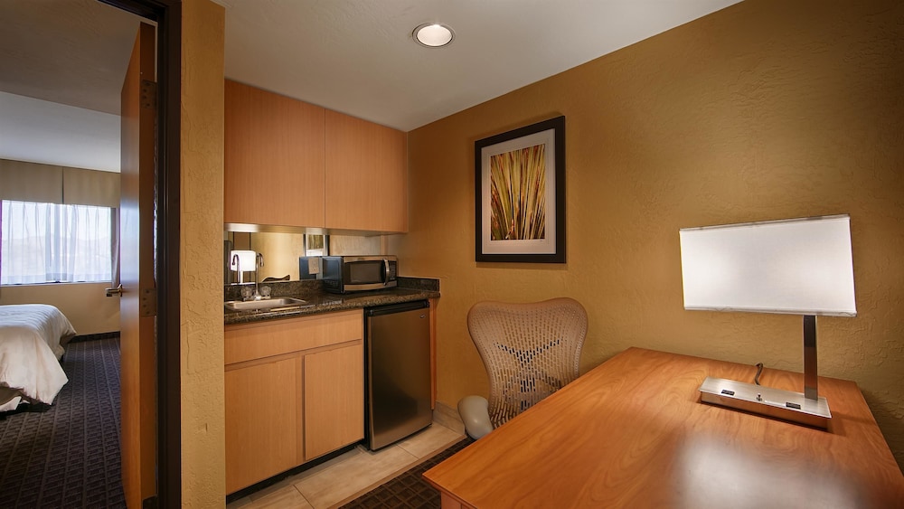 Best Western Plus Scottsdale Thunderbird Suites 15/46