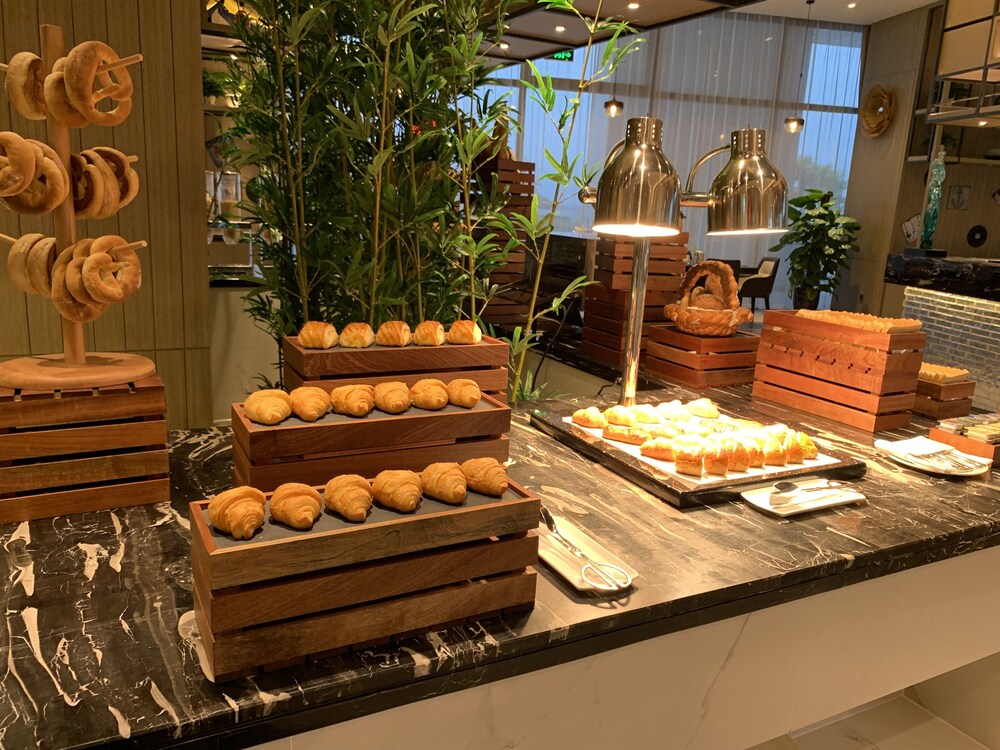 Fengyue Hotel 36/47