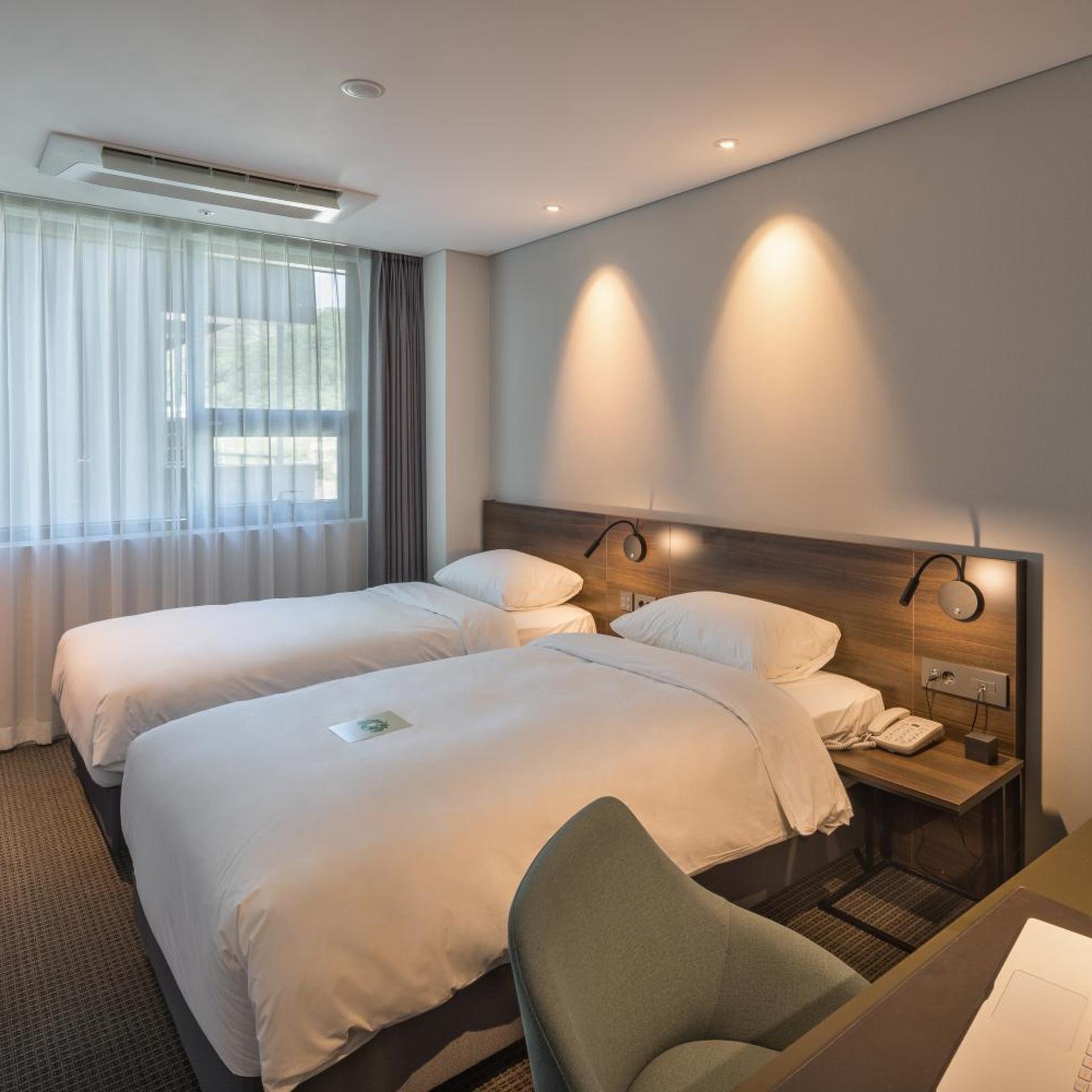 BUSINESS, SUPERIOR, TWIN BEDS