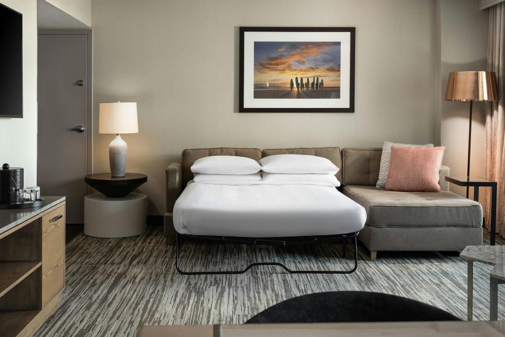 Topanga, Junior Suite, King Bed, Sofa, High Floor