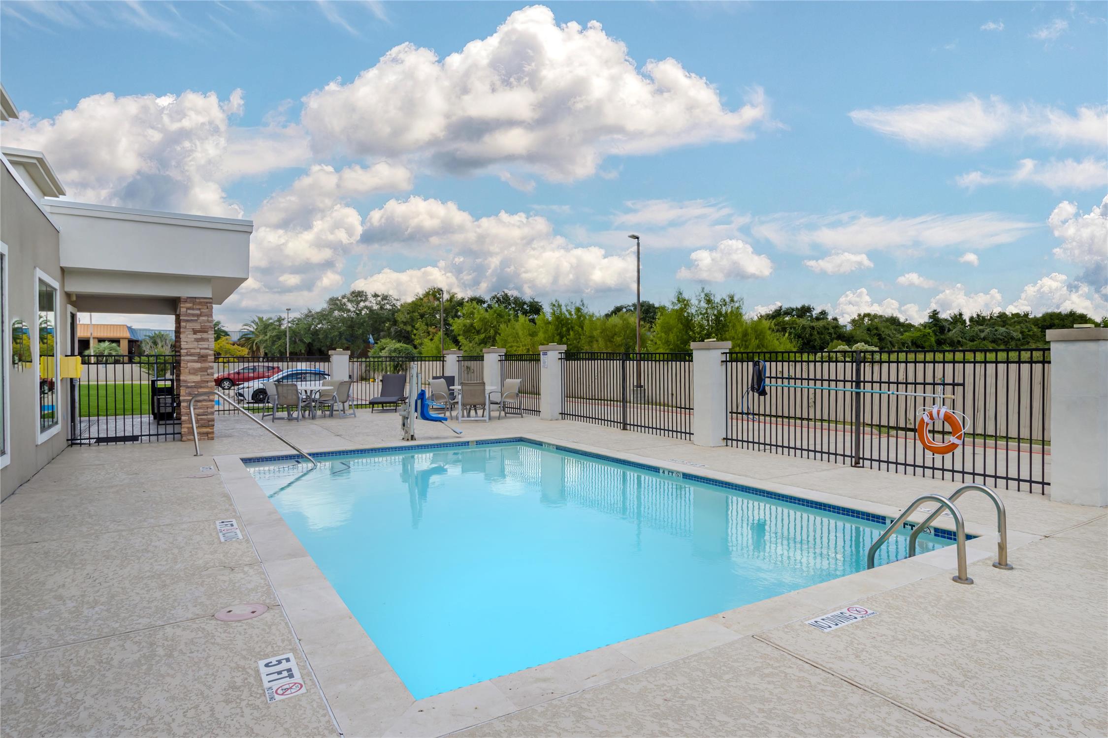 Best Western Plus Bay City Inn & Suites 44/44