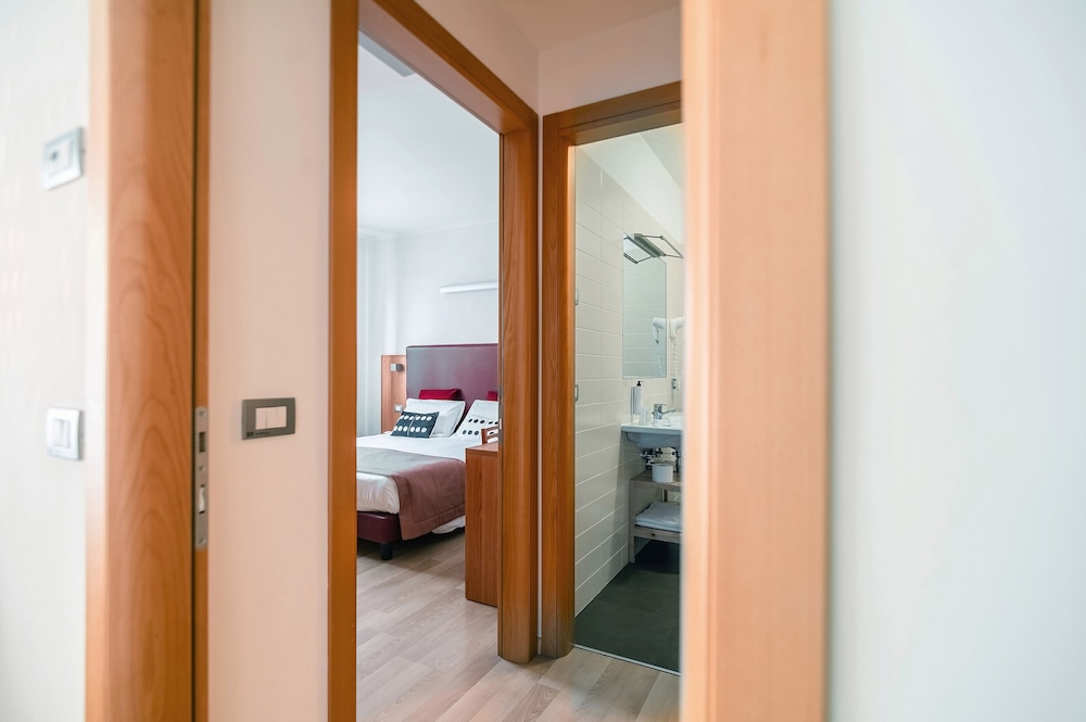1 Bedroom, Medium, Classic, Suite, Apartment, 1 Queen and 1 Single Bed, Sofa, Balcony 4/4